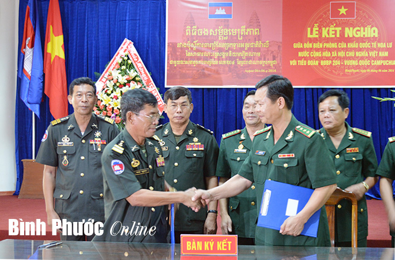 K&yacute; kết nghĩa Đồn bi&ecirc;n ph&ograve;ng Hoa Lư v&agrave; Tiểu khu qu&acirc;n sự Karatie