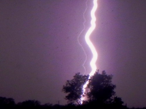 Nghe điện thoại di động lúc mưa giông, 7 người bị sét đánh