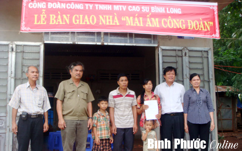 Tặng mái ấm công đoàn cho đoàn viên nghèo