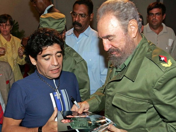 Cựu lãnh đạo Cuba Fidel Castro hâm mộ Messi và Maradona