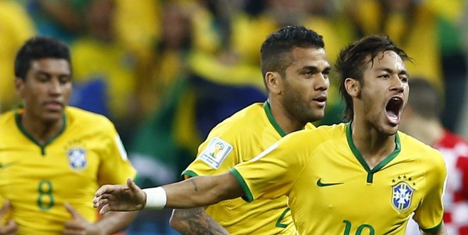 Neymar và trọng tài giúp Brazil chiến thắng
