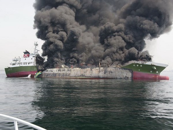 Nổ một tàu chở dầu ngoài khơi bờ biển của Nhật Bản