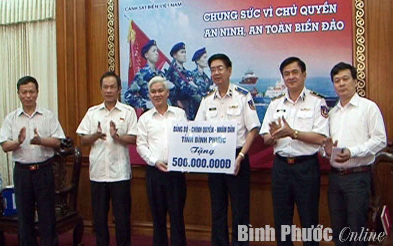 Đo&agrave;n đại biểu Quốc hội B&igrave;nh Phước thăm v&agrave; tặng qu&agrave; Bộ tư lệnh cảnh s&aacute;t biển