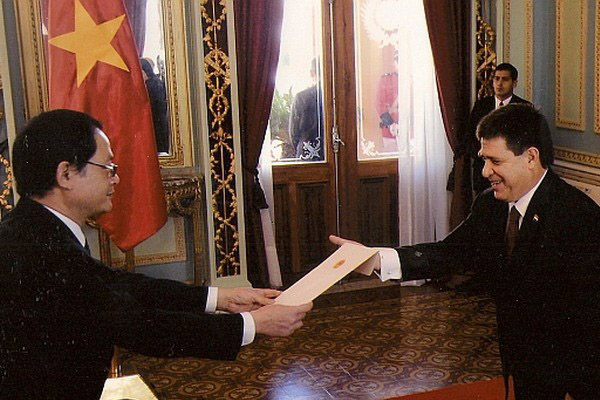 Tổng thống Paraguay ca ngợi sự ph&aacute;t triển của Việt Nam