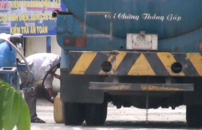 Bắt 2 kẻ chuy&ecirc;n r&uacute;t trộm dầu