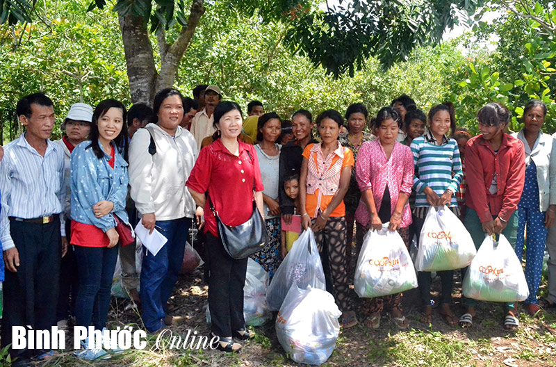 Trường ĐH nông lâm tặng quà cho người nghèo và học sinh nghèo ở huyện Đồng Phú