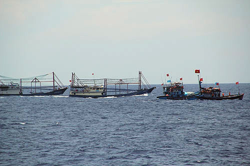 T&agrave;u cảnh s&aacute;t biển s&aacute;t c&aacute;nh c&ugrave;ng ngư d&acirc;n ph&aacute; thế trận t&agrave;u TQ