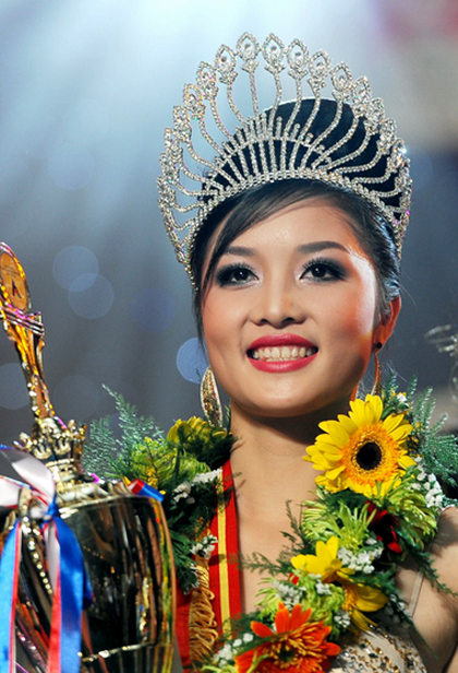 Hoa hậu Việt loay hoay giữ mình cho xứng vương miện