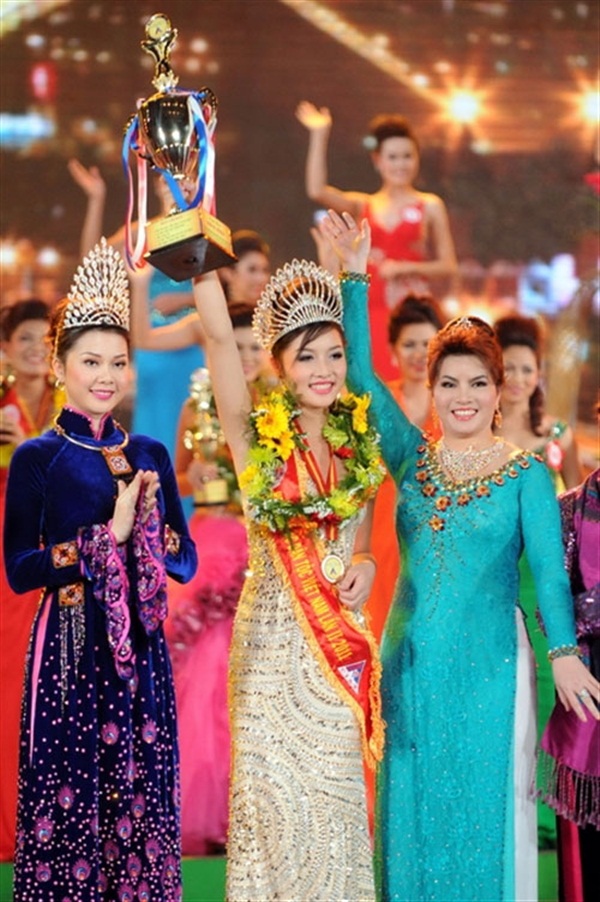 Hoa hậu Triệu Thị Hà: Trả vương miện vì BTC cấm yêu