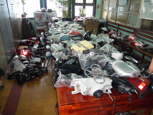 Bắt 'si&ecirc;u' trộm, ti&ecirc;u thụ phụ t&ugrave;ng &ocirc; t&ocirc; li&ecirc;n tỉnh