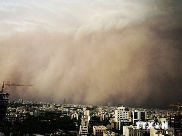 Bão bụi quét qua Iran, hơn 30 người thương vong