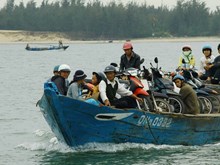 Đi tổng kết năm học về qua sông, 3 học sinh đắm đò thiệt mạng