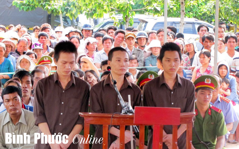 Tử hình kẻ đ&acirc;m ch&ecirc;́t thanh ni&ecirc;n kh&ocirc;ng chịu bỏ tay khỏi túi qu&acirc;̀n