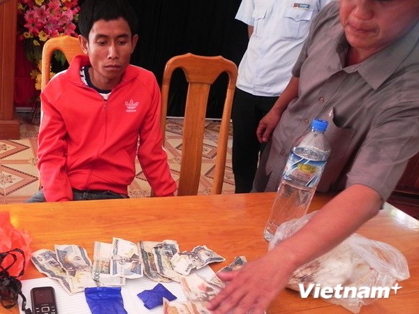 Bắt đối tượng vận chuyển 600 vi&ecirc;n ma t&uacute;y từ L&agrave;o về Việt Nam
