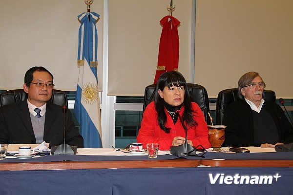 Tọa đ&agrave;m về Chủ tịch Hồ Ch&iacute; Minh v&agrave; Che Guevara tại Argentina
