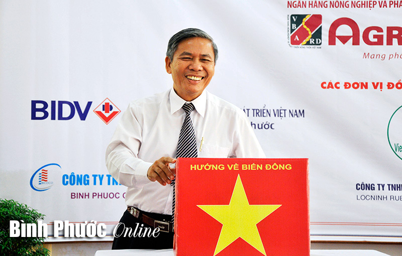 Gần 30 triệu đồng ủng hộ chương tr&igrave;nh hướng về biển Đ&ocirc;ng