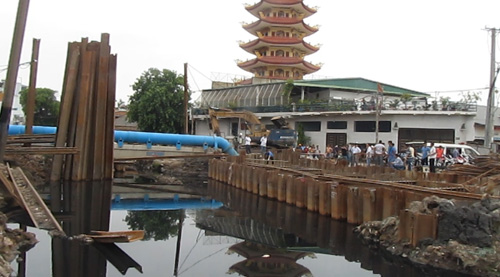 Phát hiện xác người đàn ông lõa thể dưới hố công trình