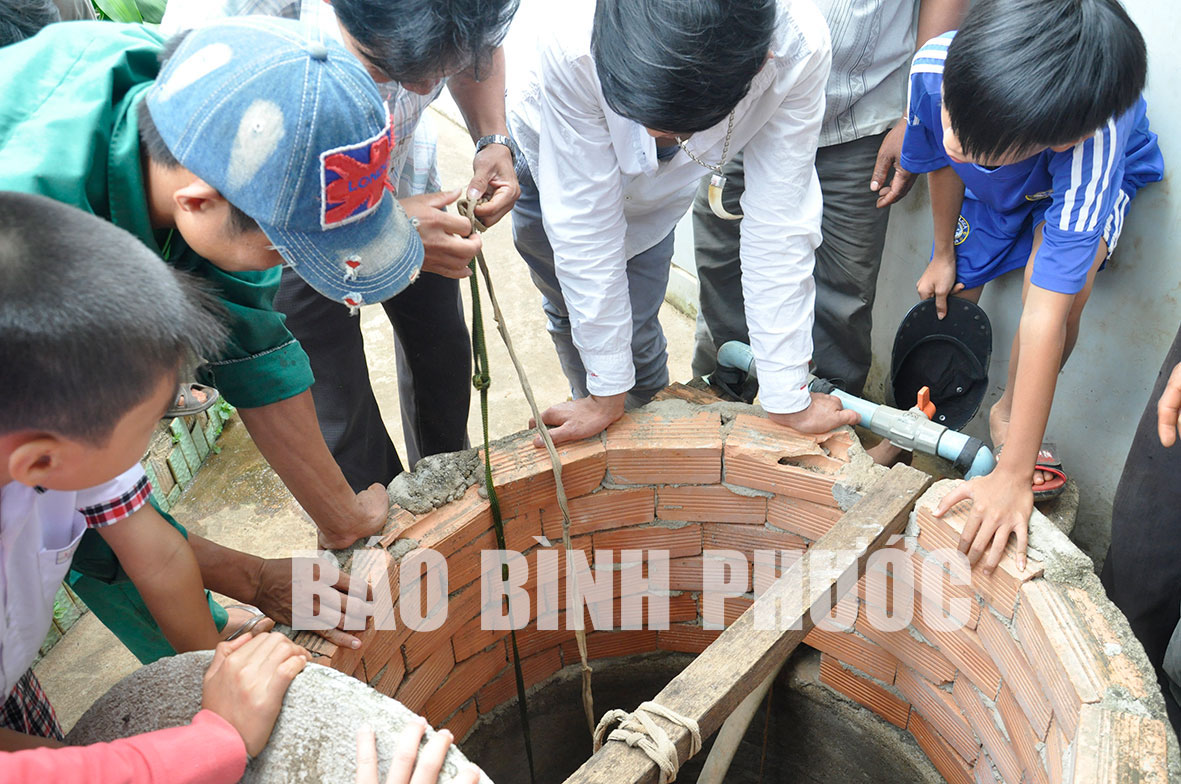 Tiếp tục khắc phục sự cố giếng nhiễm xăng ở xã Long Hà