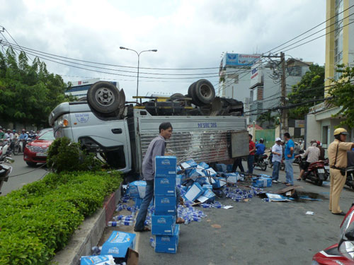 Xe tải chổng vó