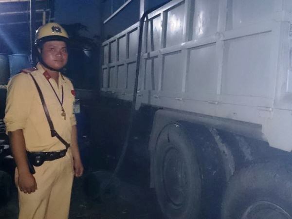 Truy đuổi xe nghi ngờ chở axit g&acirc;y bỏng cho người đi đường