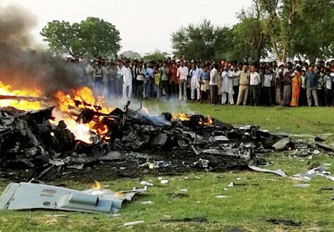 Hiện trường vụ rơi m&aacute;y bay thảm khốc tại Ấn Độ