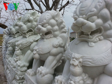 Di dời tượng sư tử đá, linh vật lạ ra khỏi các di tích, cơ sở thờ tự