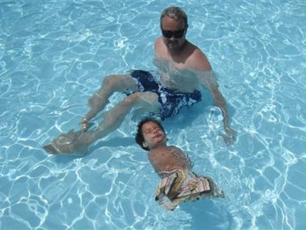 Nghị lực sống ấn tượng của cậu bé sinh ra không có tay, chân