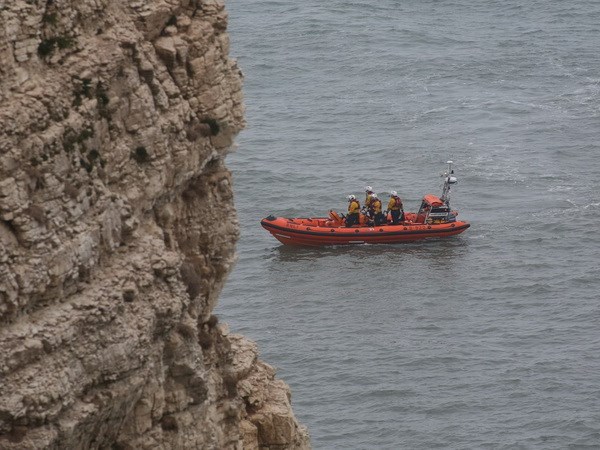 Một máy bay trực thăng rơi ở ngoài khơi Vương quốc Anh
