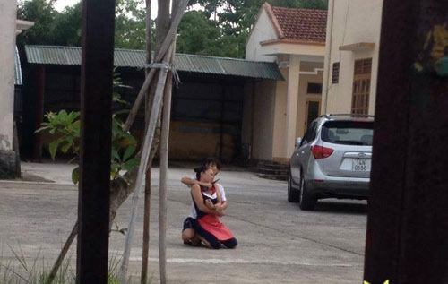 Giải cứu con tin bị kề dao v&agrave;o cổ giữa TP.M&oacute;ng C&aacute;i