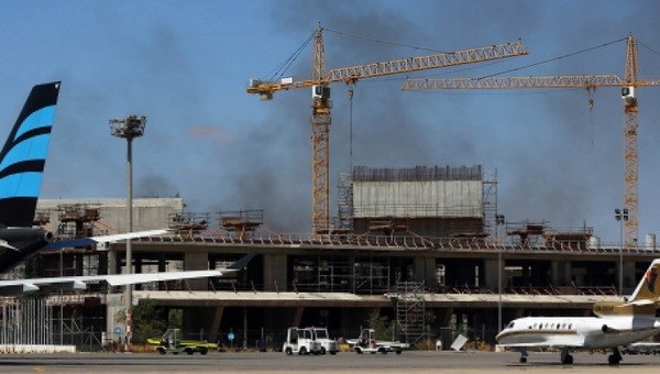 Tên lửa rơi trúng bồn chứa, 6 triệu lít nhiên liệu bốc cháy