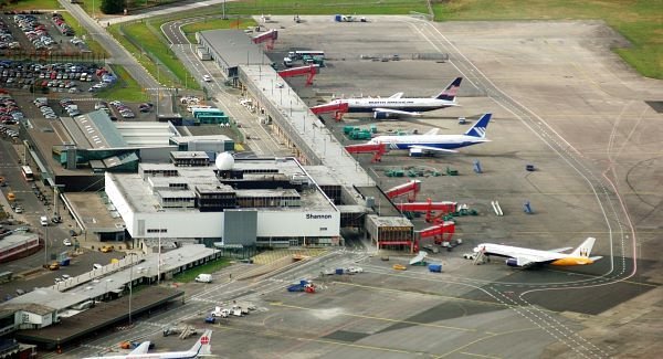 Thót tim máy bay chở 224 người hỏng động cơ giữa biển