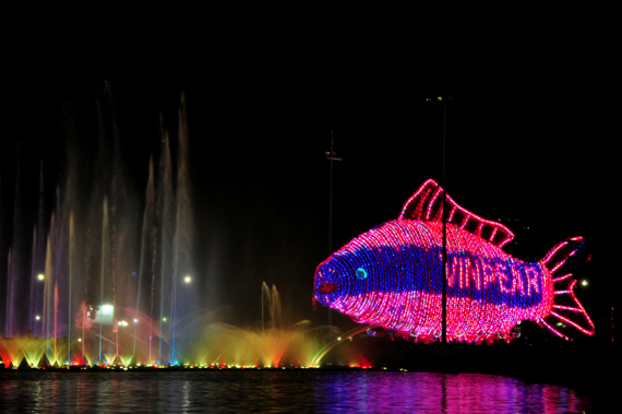 “Đèn lồng lớn nhất Việt Nam” lung linh đón Tết 