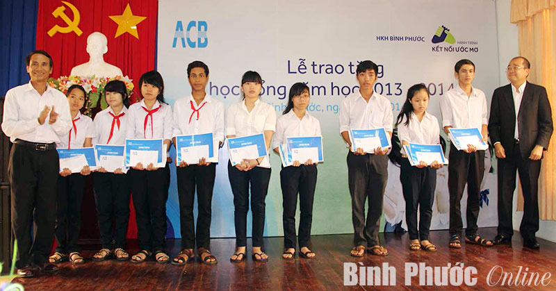 50 học sinh nghèo, hiếu học được trao học bổng