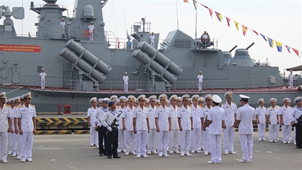 Thượng cờ 2 t&agrave;u t&ecirc;n lửa tấn c&ocirc;ng nhanh lớp Molniya