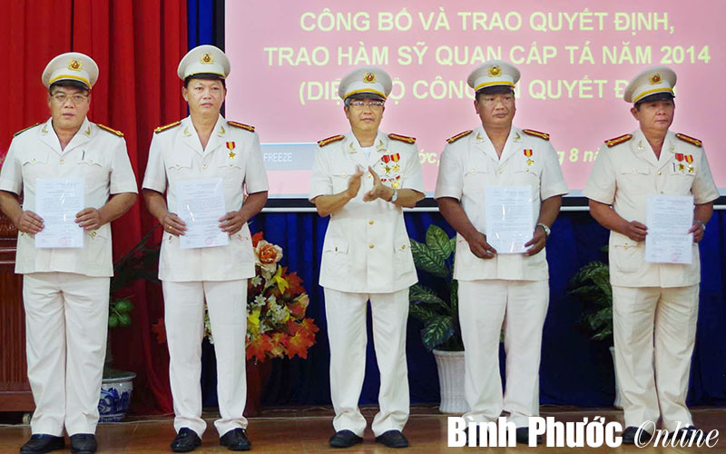 619 c&aacute;n bộ, chiến sĩ c&ocirc;ng an được thăng cấp bậc h&agrave;m, n&acirc;ng bậc lương