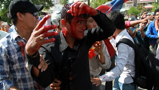 Đụng độ dữ dội, Campuchia dùng lựu đạn hơi cay dẹp biểu tình