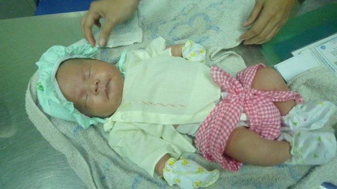 Bé trai 10 ngày tuổi bị bỏ lăn lóc bên gốc cây