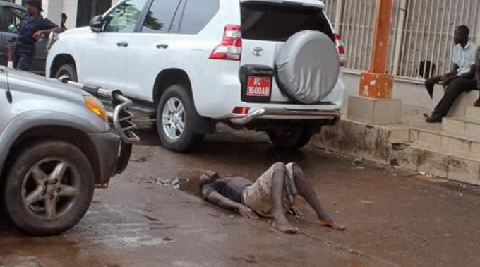 Kinh hoàng chó hoang ăn thịt xác nạn nhân Ebola