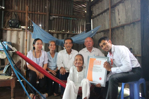 Trao bằng kỷ lục ch&acirc;u &Aacute; cho cụ b&agrave; 121 tuổi