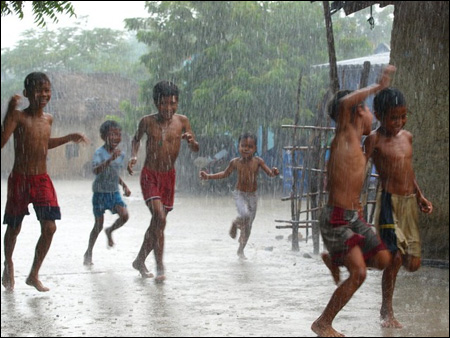 Hai trẻ em tắm mưa bị trôi xuống cống mất tích