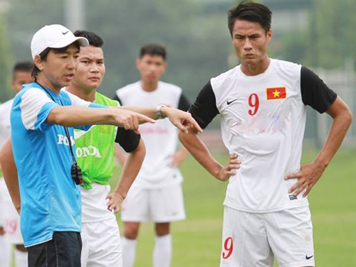 HLV Miura gò cầu thủ Việt Nam vào phong cách Nhật Bản