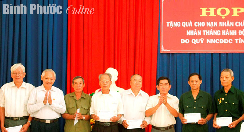 Lãnh đạo tỉnh tặng quà nạn nhân chất độc da cam