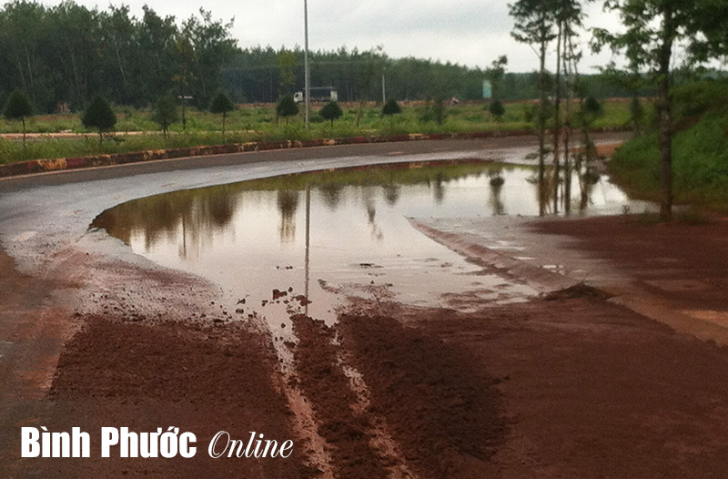 Ảnh phê bình: Đường vành đai hồ Sối Cam