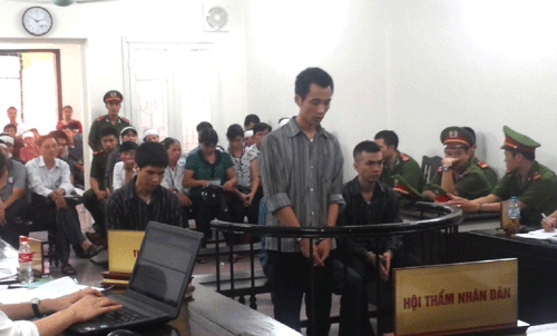 X&eacute;t xử 4 c&ocirc;ng an x&atilde; đ&aacute;nh chết người