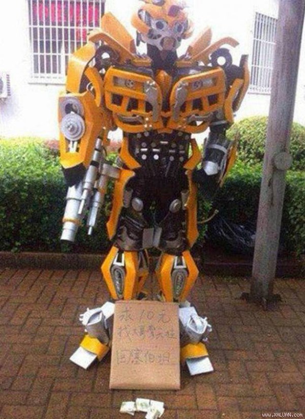 Mặc đồ Transformer, xin 2 USD để …trở về hành tinh cũ