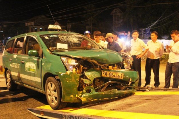 Lao thẳng vào taxi, cả Mercedes 4 chỗ lẫn taxi "nát sọ"