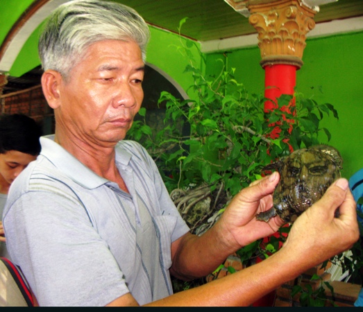 Ba ba hình mặt người được trả giá 100 triệu đồng?