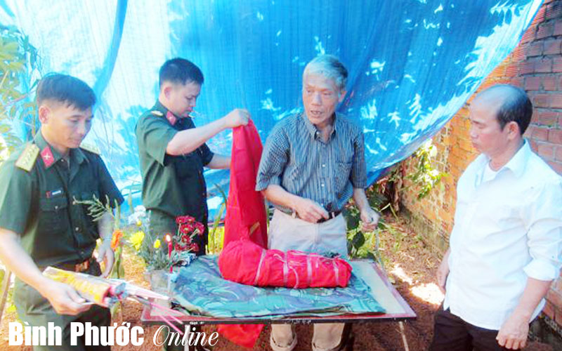 B&agrave;n giao h&agrave;i cốt liệt sĩ Sầm Hải Doan cho gia đ&igrave;nh