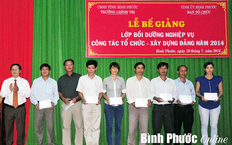 Bế giảng lớp bồi dưỡng tổ chức - x&acirc;y dựng đảng