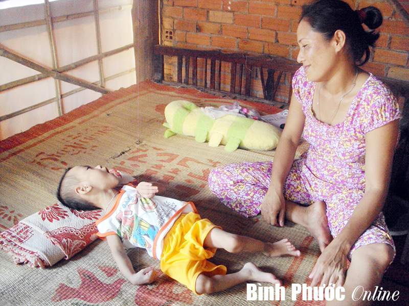 Bé Hoàng Thiên mong được giúp đỡ